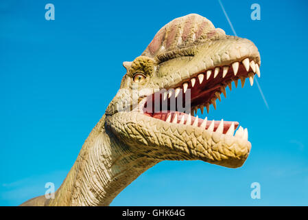 NOVI SAD, Serbien - 7. August 2016: Dilophosaurus Leben Größe Modell des prähistorischen Tieres im Thema Entertainment Dino-Park. Stockfoto
