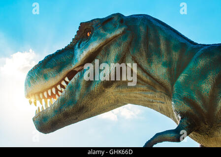 NOVI SAD, Serbien - 5. August 2016: Tyrannosaurus Leben Größe Modell des prähistorischen Tieres im Thema Entertainment Dino-Park. Stockfoto