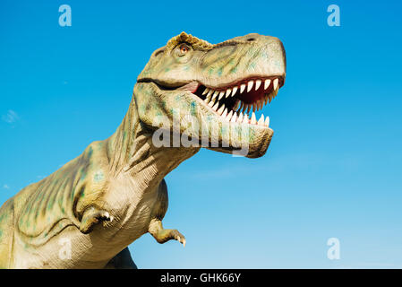 NOVI SAD, Serbien - 7. August 2016: Tyrannosaurus Leben Größe Modell des prähistorischen Tieres im Thema Entertainment Dino-Park. Stockfoto