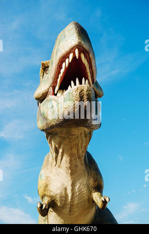 NOVI SAD, Serbien - 7. August 2016: Tyrannosaurus Leben Größe Modell des prähistorischen Tieres im Thema Entertainment Dino-Park. Stockfoto