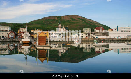 Blick auf den Hafen des Fischerdorfes von Husavik, Island. Stockfoto