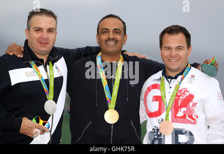 Der Brite Steven Scott (rechts) mit seinem Bronze Medaille neben Goldmedaillengewinner unabhängige Olympische Athlet Fehaid Aldeehani (Mitte) und Silber Medaille Sieger Italien Marco Innocenti während die Männer Doppeltrap Bronze Medal Match bei der Olympic Shooting Centre am fünften Tag der Olympischen Spiele in Rio, Brasilien. Stockfoto