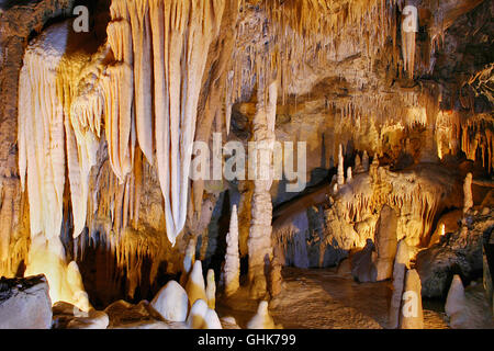 Stalaktiten und Stalagmiten in den Grandes Canalettes Höhle, Frankreich. Stockfoto