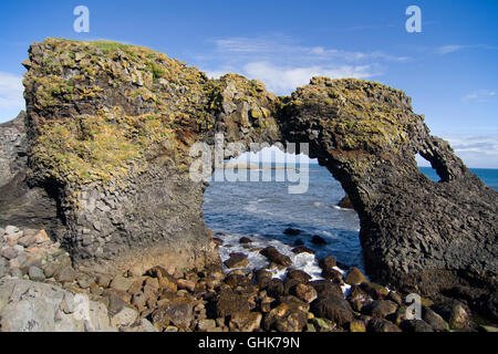 Vulkangestein arch Gaktlettur in der Nähe von Arnarstapi auf Snaefellsnes Halbinsel, Island. Stockfoto