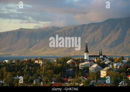 Überblick über Reykjavik Stadt mit der Esja Bergkette im Hintergrund, Island. Stockfoto