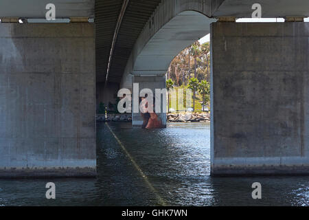 Street Art auf einem Träger aus der Queensway Brücke über den Fluss Los Angeles, Long Beach, Kalifornien. Stockfoto