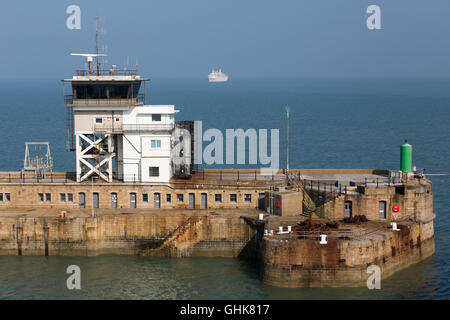 Dover Port Control an der östlichen Hafeneinfahrt mit einem herannahenden Schiff auf hoher See. Stockfoto