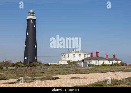 Alter Leuchtturm Dungeness und Häuser bei Dungeness, Romney Marsh, Kent, England Stockfoto