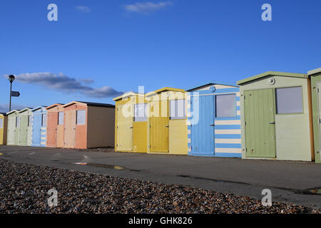 Reihe von Pastell farbigen Strandhütten am Strand von Seaford in East Sussex. England. Stockfoto