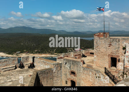 Kanonen auf Burg San Pedro De La Roca del Morro mit Blick aufs Meer in der Nähe von Santiago de Cuba Stockfoto