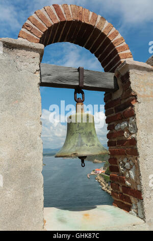 Alte Glocke am Castillo del Morro mit Blick aufs Meer in der Nähe von Santiago De Cuba Stockfoto