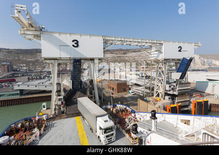 LKW-Ladung Auffahren auf die Fähre in Dover, England Stockfoto