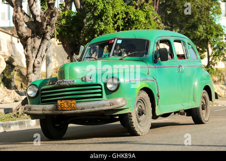 Grüne klassische Taxi Auto in Havanna, Kuba unterwegs Foto aufgenommen am 31. Januar 2014 Stockfoto