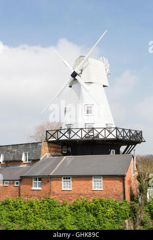 Weiße Galgen Windmühle am Fluss Tillingham in Rye, East Sussex, England, UK. Stockfoto