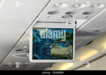 informatorische Bildschirme in der Economy Class eines Flugzeugs Stockfoto