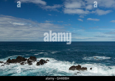 Ein Blick auf den Ozeanwellen auf den Felsen entlang der Küste von Porto Moniz auf Madeira Insel, Portugal Stockfoto