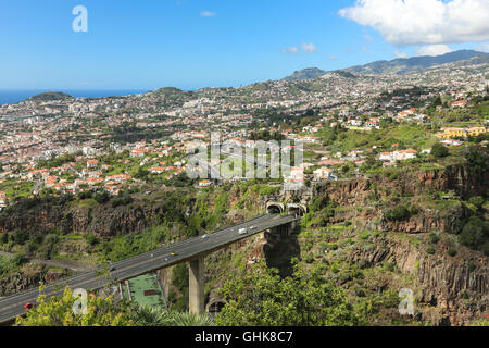 Luftaufnahme der Stadt Funchal mit der Autobahn und Tunnel an der Via Rapida-1 auf der Insel Stockfoto