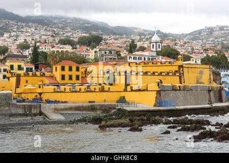 Blick auf die Altstadt Burg Fortaleza de Sao Tiago in Funchal, Madeira, Portugal. Foto aufgenommen am: 23. Oktober 2015 Stockfoto