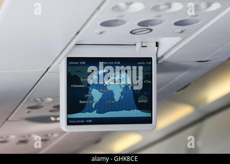 informatorische Bildschirme in der Economy Class eines Flugzeugs Stockfoto