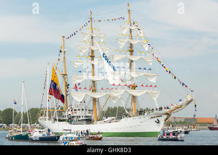 AMSTERDAM, Niederlande, 19. August 2015: Kadetten aus der Naval Schule am kolumbianischen ARC Gloria stehend auf den Masten Duri Stockfoto