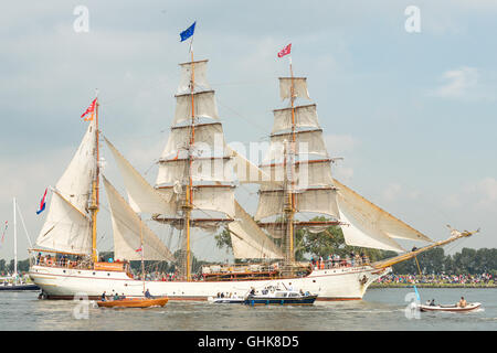 AMSTERDAM, Niederlande, 19. August 2015: Parade die Viermastbark Stil aus Holz Segelschiff Europa während der Sail In in Amsterdam Stockfoto