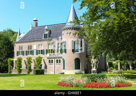 Schloss Keukenhof und grünen Garten mit Statue, Lisse, Niederlande Stockfoto