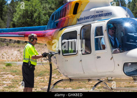Tusayan, Arizona - Kraftstoffe eine Arbeitskraft einen Sightseeing-Hubschrauber am Grand Canyon National Park Airport. Stockfoto