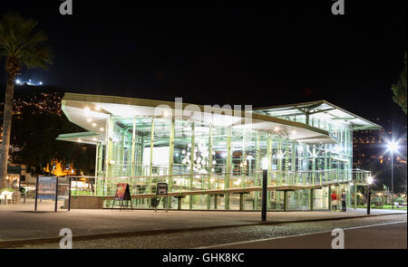 Glas-Seilbahn Haus beleuchtet in der Nacht in Funchal, Madeira, Portugal Stockfoto