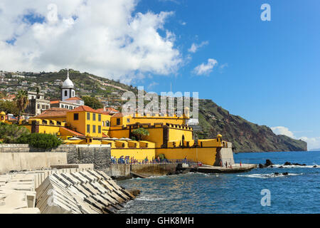 Blick auf die alte Burg Fortaleza de Sao Tiago und Küste in Funchal, Madeira, Portugal. Stockfoto