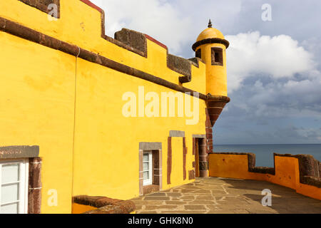 Blick auf die Altstadt Burg Fortaleza de Sao Tiago gegen ein bewölkter Himmel in Funchal, Madeira, Portugal. Stockfoto