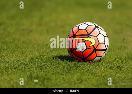 AMSTERDAM, Niederlande - 23. August 2015: Offizielle weißen und orangefarbenen Fußball Spielball von Nike gemacht. Stockfoto