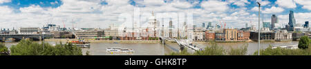 St. Pauls-Kathedrale und die Wolkenkratzer der Stadt, über den Fluss Themse, London, England Stockfoto