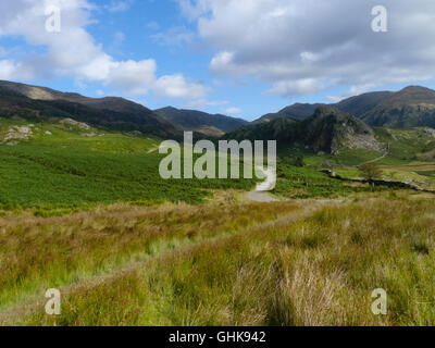 Auf der Suche nach einen Weg zur Ziegenmilch Wasser, in der Nähe von Old Man of Coniston, Seenplatte, UK Stockfoto