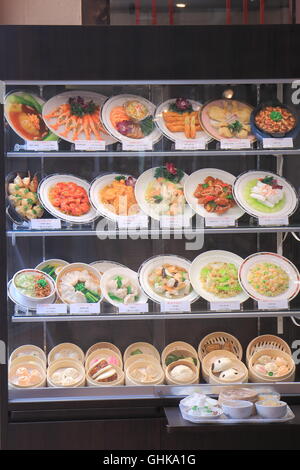 Japanische gefälschte Lebensmittel anzeigen. Wachs und Kunststoff-Lebensmittel-Modelle sind maßgeschneidert für Restaurants in Japan. Stockfoto