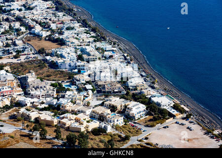 Luftaufnahme der Stadt Kamari, Santorini, Griechenland Stockfoto