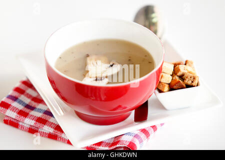 Creme der Pilzsuppe in rote Schale Stockfoto