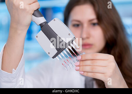 Frau-Techniker mit Multipipette im Genlabor Stockfoto