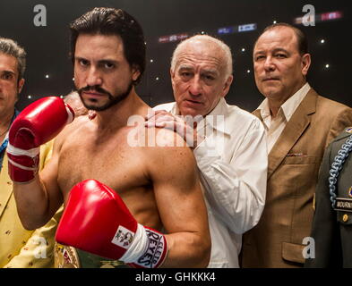 Erscheinungsdatum: 26. August 2016 Titel: Hände von Stein STUDIO: The Weinstein Company DIRECTOR: Jonathan Jakubowicz PLOT: der legendäre Roberto Duran und seinem ebenso legendären Trainer Ray Arcel wechseln einander das Leben Darsteller: Edgar Ramirez, Robert De Niro (Credit: C The Weinstein Company/Unterhaltung Bilder /) Stockfoto