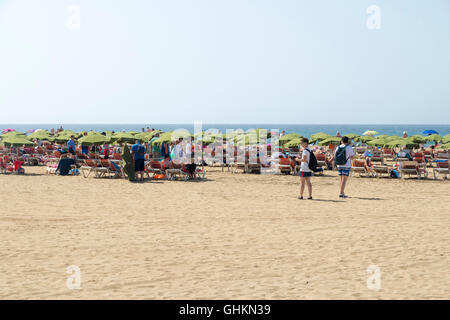 MASPALOMAS, GRAN CANARIA - 2. August 2016: Der Strand von Maspalomas befindet sich im Süden von Gran Canaria, im Herzen eines der Stockfoto