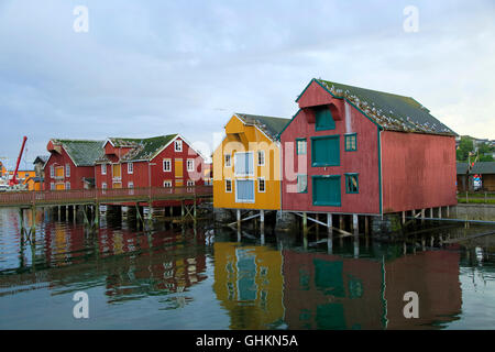 Traditionelle Hafengebäuden im Fischerdorf von Rorvik, Norwegen Stockfoto