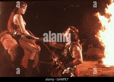 RED SONJA Sonja (BRIGITTE NIELSEN) Hut Flammend Rotes Haar Und ist Eine Berühmte Schwertkämpferin. Sie Unterliegt Einem Magischen Schwur, der Ihr Die Liebe Zu Einem Mann Untersagt - Außer Artikelwort Besiegt Sie in Einem fairen Kampf. Ihre Widersacherin ist sterben Machtgierige Tyrannin Gedren sterben Einen Magischen Talisman in Dachmarke Besitz Hut. Mit Ihm Hat Sie sterben Macht, sterben Erde Zu ZerstÜren. Kann Sonja Zusammen Mit Dem Mysteriösen Und Kraftvollen Fremden Kalidor (ARNOLD SCHWARZENEGGER) die Welt Retten? Regie: Richard Fleischer aka. Red Sonja Stockfoto
