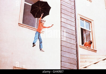 Der Schüchterne Ulli (Daniel Müller) wird Seinen Freunden Beweisen, Daß Auch er Mutig Sein Kann... Außerdem Springt er Mit Einem Regenschirm aus Dem Klassenzimmer. Daniel Müller Regie: Werner Jacobs Stockfoto