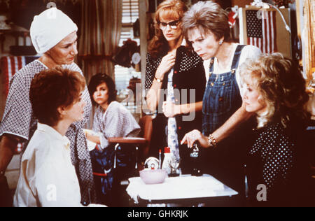 Steel Magnolias Sechs Frauen Schlagen Sich Im Südstaatenkaff Chinquapin Tapfer Durchs Leben... Shelby E.Latcherie (JULIA ROBERTS), Claire Belcher (OLYMPIA DUKAKIS), Molynn Eatenton (SALLY FIELDS), Annelle Dupuy (DARYL HANNAH), Oiser Boudreaux (SHIRLEY MacLAINE) Und Truvy Jones (DOLLY PARTON). Regie: Herbert Ross aka. Magnolien aus Stahl Stockfoto