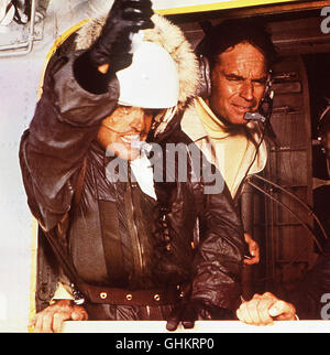 In Einer Dramatischen Rettungsaktion Versuchen Murdock (CHARLTON HESTON) Und Patroni (GEORGE KENNEDY) von Einems Anküdigung aus Einen Piloten in Das Aufgerissene Cockpit des Jumbos Abzuseilen... Regie: Jack Smight aka. Flughafen 1975 Stockfoto