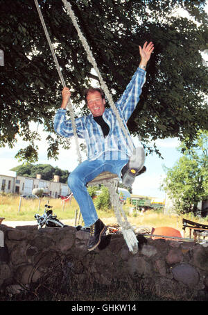 Der Urbayrische Polizist Valentin Gruber (WOLFGANG FIERECK) aus Obersreuth ist Schon "Ein Pfundiger Kerl". Das Wissen Alle Im Dorf, Besonders die Mädchen, Denen Valentin Mit Seiner Forschen Art Schnell Den Kopf Verdreht. Nur Bei Einer Scheint Valentin Ein Gehör Zu Finden Und Gerade im sterben Muß er Sich Natürlich Onlineportal... Regie: Wigbert Wicker aka. Auf Und davon Stockfoto