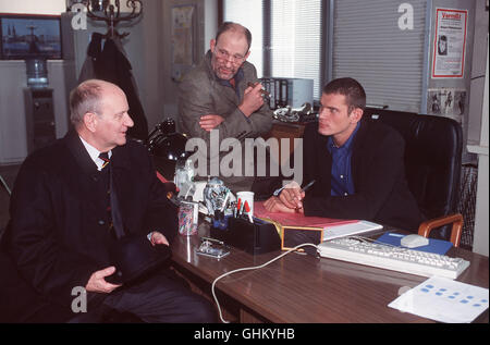 Herr Brebeck (ROLF NAGEL) Wird von HKommissar Bellmann (MICHAEL MENDL) Und Kommissar Graf (GÖTZ OTTO) Vernommen... Regie: Thomas Jauch aka. Der blonde Pavian Stockfoto