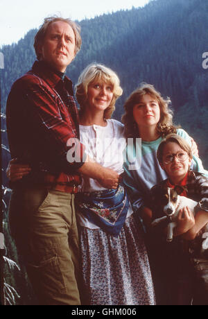 Als der Familie Henderson Bei Einem Ausflug Ein Riesiges, Behaartes Wesen ins Auto Läuft, Nehmen Sie es Mit Nach Hause. Das Ungetüm Richtet Im Trauten Heim der Familie Jede Menge Chaos ein... Bild: JOHN LITHGOW (George Henderson), MELINDA DILLON (Nancy Henderson), JOSHUA RUDOY (Ernie Henderson), MARGARET LANGRICK (Sarah Henderson)-Regie: William Pear aka. Harry And The Hendersons Stockfoto