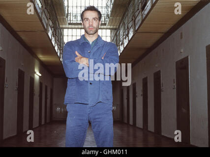 HANNES JAENICKE - Bankräuber Siegfried Dennery - Im Gefängnis. Regie: Wolfgang Mühlbauer Stockfoto