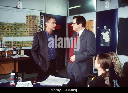 Unser Lehrer Doktor Specht Herr Hohlbein (GERD BAL-TUS, r.) Empfängt Specht (ROBERT ATZORN) Mit Einem Blumenstrauß - als Zeichen des Triumphs, Denn der Schulrat Hat Sich Angesagt. aka. Das Gespenst Stockfoto