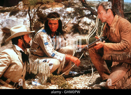 WINNETOU II Lord Castlepool (EDDIE ARENT, l.), Winnetou (PIERRE BRICE, M.) Und Old Shatterhand (LEX BARKER) Kämpfen Tscheche Gegen Weiße Verbrecher, sterben Höhle Frieden Zwischen der Amerikanischen Regierung Und Den Indianern Für Selbstsüchtige Zwecke Hintertreiben hielten. Regie: Harald Reinl aka. Winnetou II Stockfoto